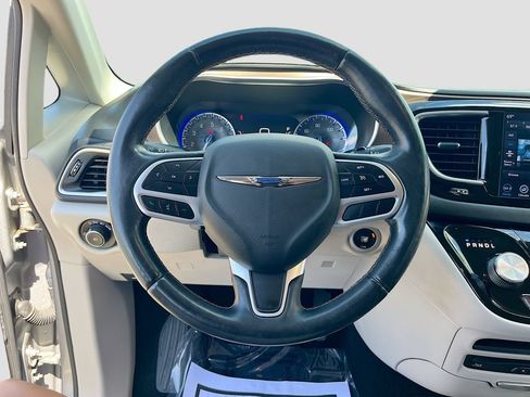 Used 2018 Chrysler Pacifica Touring-L Plus FWD image 11