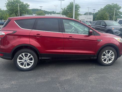 Used 2017 Ford Escape SE w/ SE Cold Weather Package AWD/4WD image 4