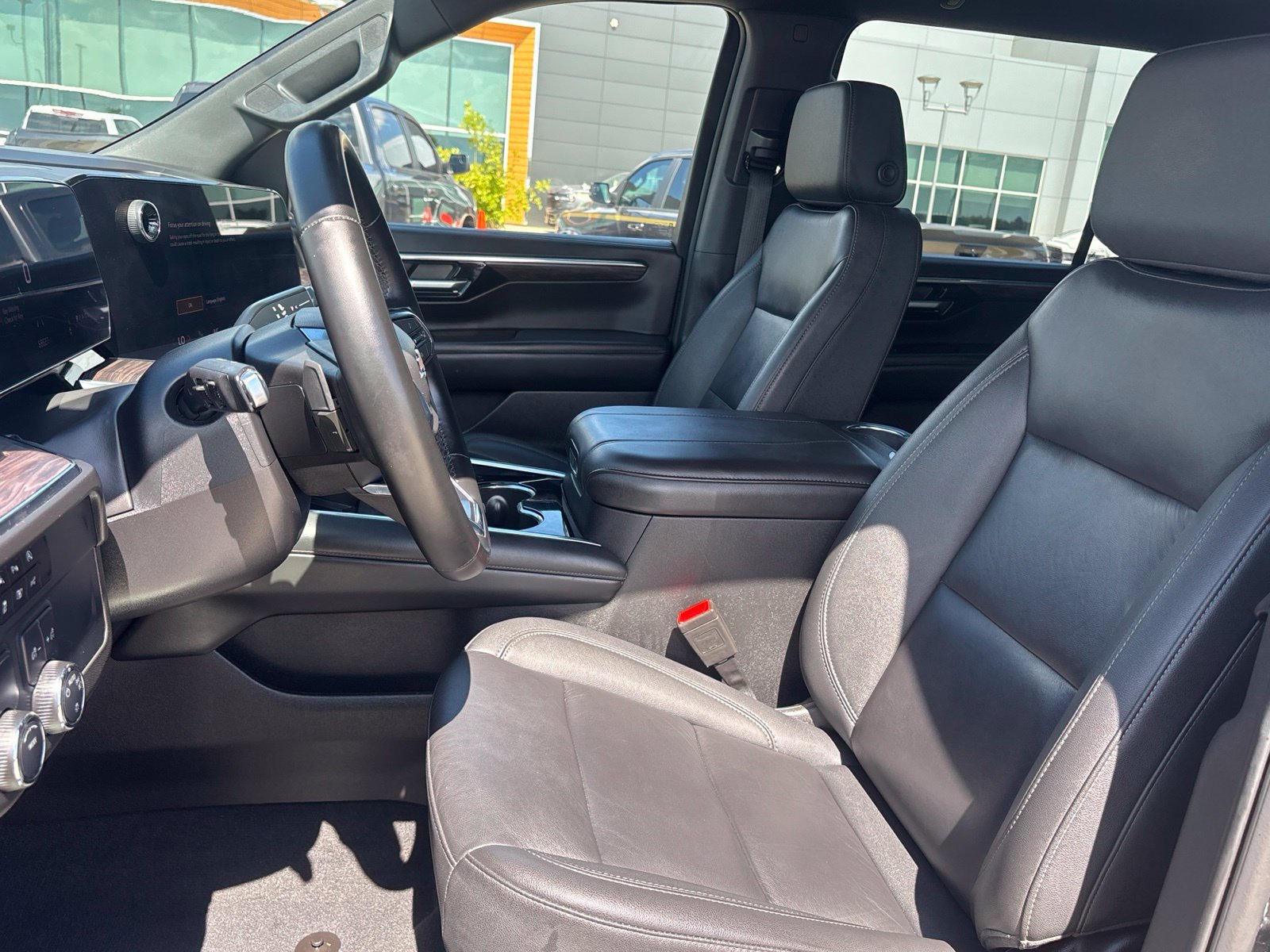 Used 2025 Chevrolet Suburban LT RWD image 13
