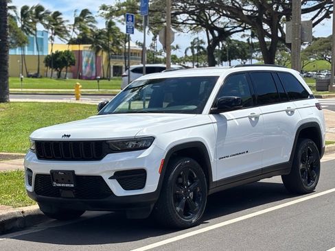 Used 2022 Jeep Grand Cherokee Altitude RWD image 1