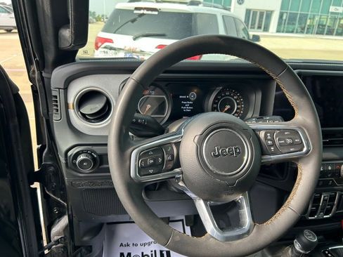 Used 2025 Jeep Wrangler Unlimited Sahara AWD/4WD image 11
