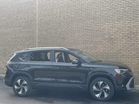 New 2026 Volkswagen Taos SE image 5