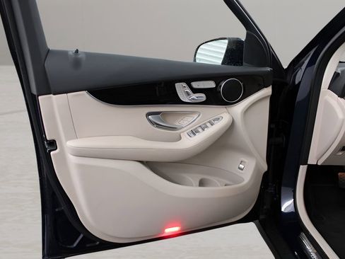 Used 2022 Mercedes-Benz GLC 300 image 11