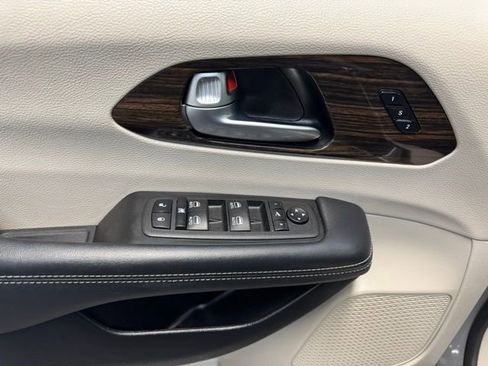 Used 2023 Chrysler Pacifica Limited FWD image 12