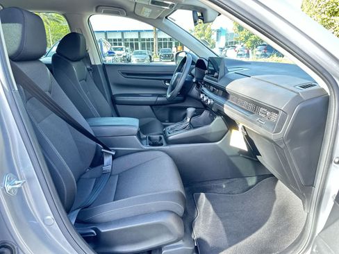 Used 2023 Honda CR-V LX image 17