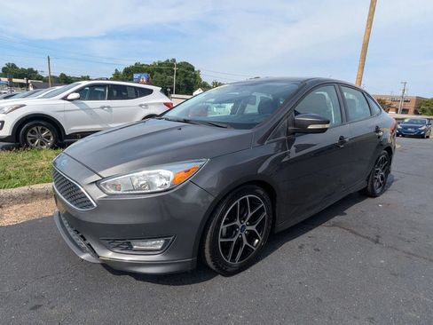 Used 2016 Ford Focus SE w/ SE Sport Package FWD image 3