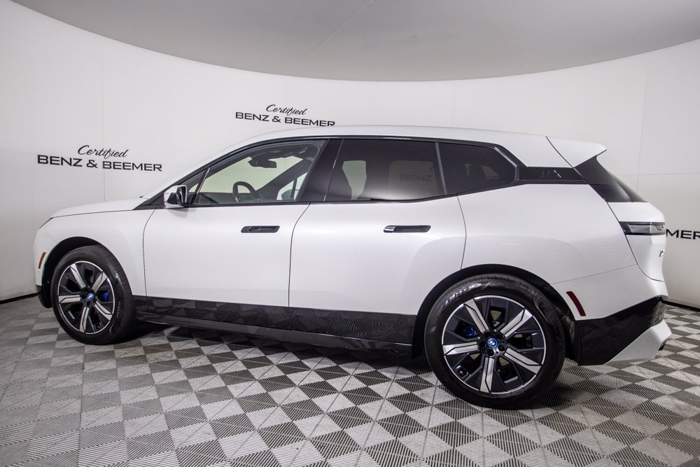 Used 2023 BMW iX xDrive50 w/ Sport Package AWD/4WD image 11