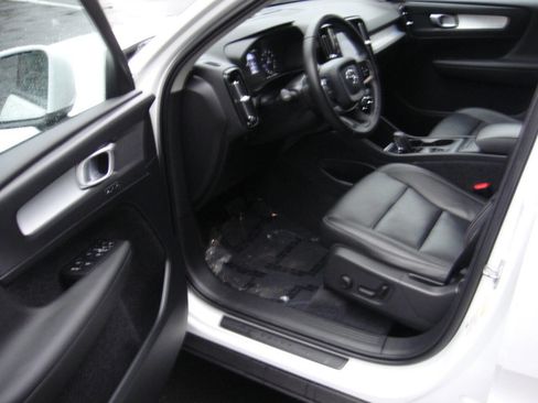 Used 2020 Volvo XC40 T5 Momentum w/ Protection Package Premier image 13