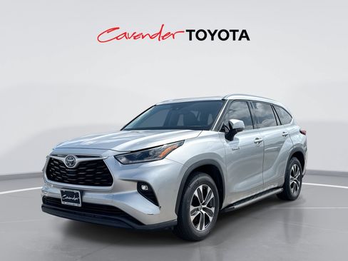 Used 2021 Toyota Highlander XLE FWD image 1