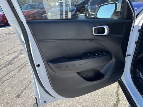 Used 2025 Hyundai Venue SE image 21