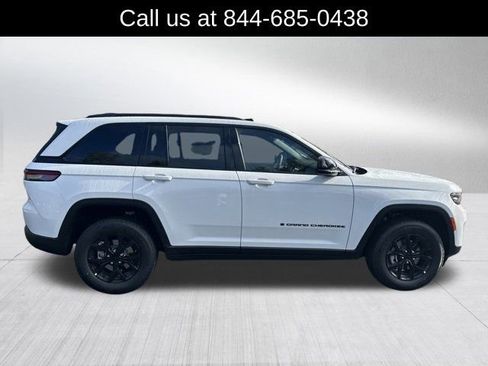 New 2025 Jeep Grand Cherokee Altitude image 4