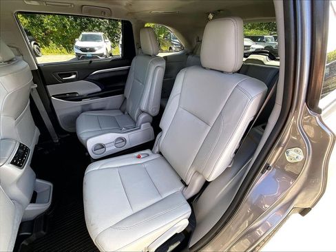 Used 2019 Toyota Highlander Limited Platinum AWD/4WD image 14