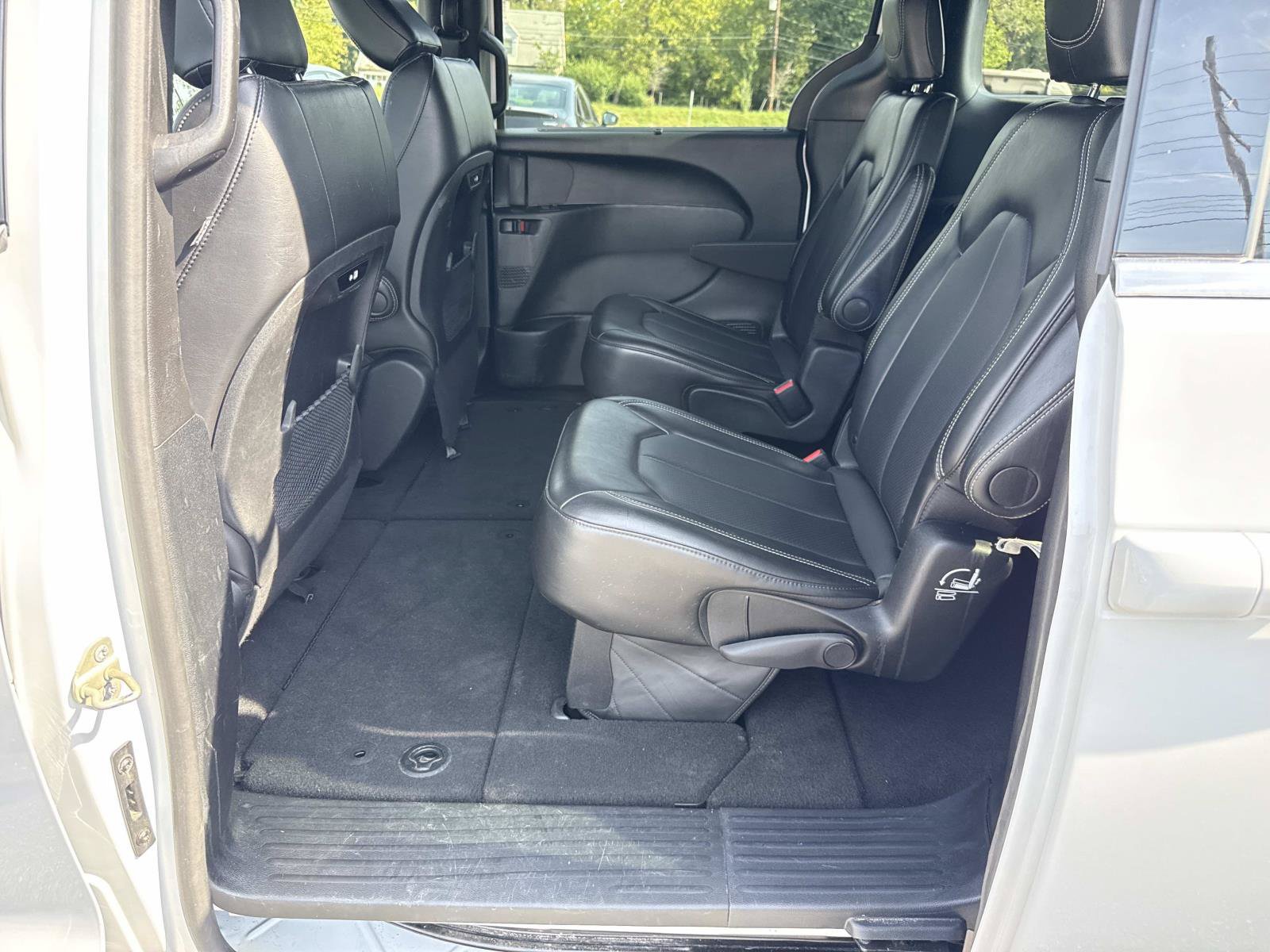 Used 2025 Chrysler Pacifica Select FWD image 28