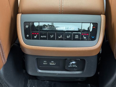 Used 2025 Nissan Pathfinder Platinum FWD image 35