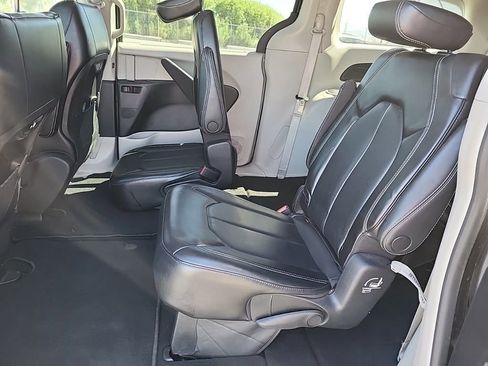 Used 2023 Chrysler Pacifica Touring-L FWD image 9