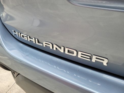 Used 2022 Toyota Highlander XLE FWD image 9