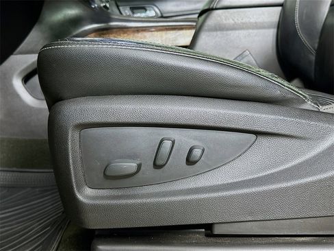 Used 2016 Chevrolet Suburban LT image 23