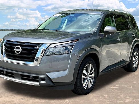 Used 2025 Nissan Pathfinder SL FWD image 4