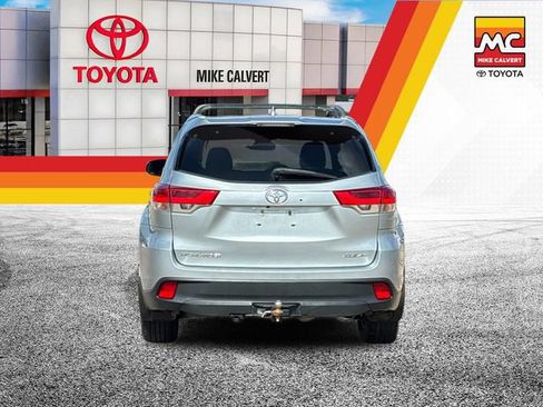 Used 2019 Toyota Highlander XLE AWD/4WD image 4