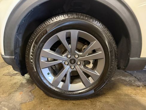 Used 2022 Ford Explorer XLT w/ Equipment Group 202A AWD/4WD image 31