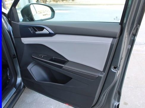 Used 2024 Volkswagen Taos SE image 21