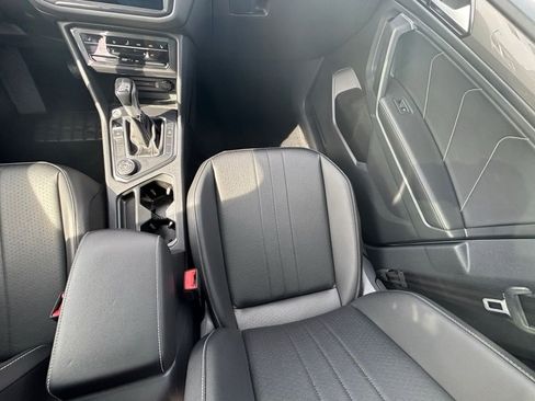 Used 2022 Volkswagen Tiguan SE image 18