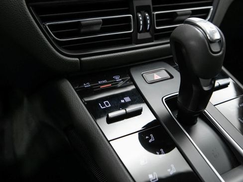 Certified 2023 Porsche Macan AWD/4WD image 27