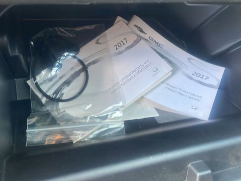 Used 2017 Chevrolet Equinox LT w/ Convenience Package image 16