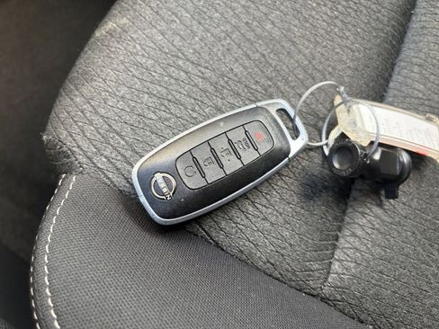 Used 2025 Nissan Rogue SV FWD image 21