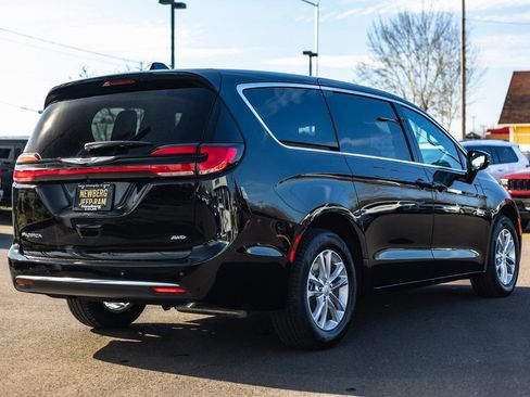 New 2026 Chrysler Pacifica Select image 7