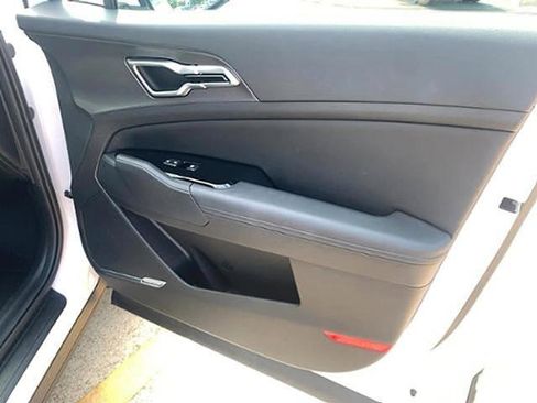 Used 2025 Kia Sportage SX image 11