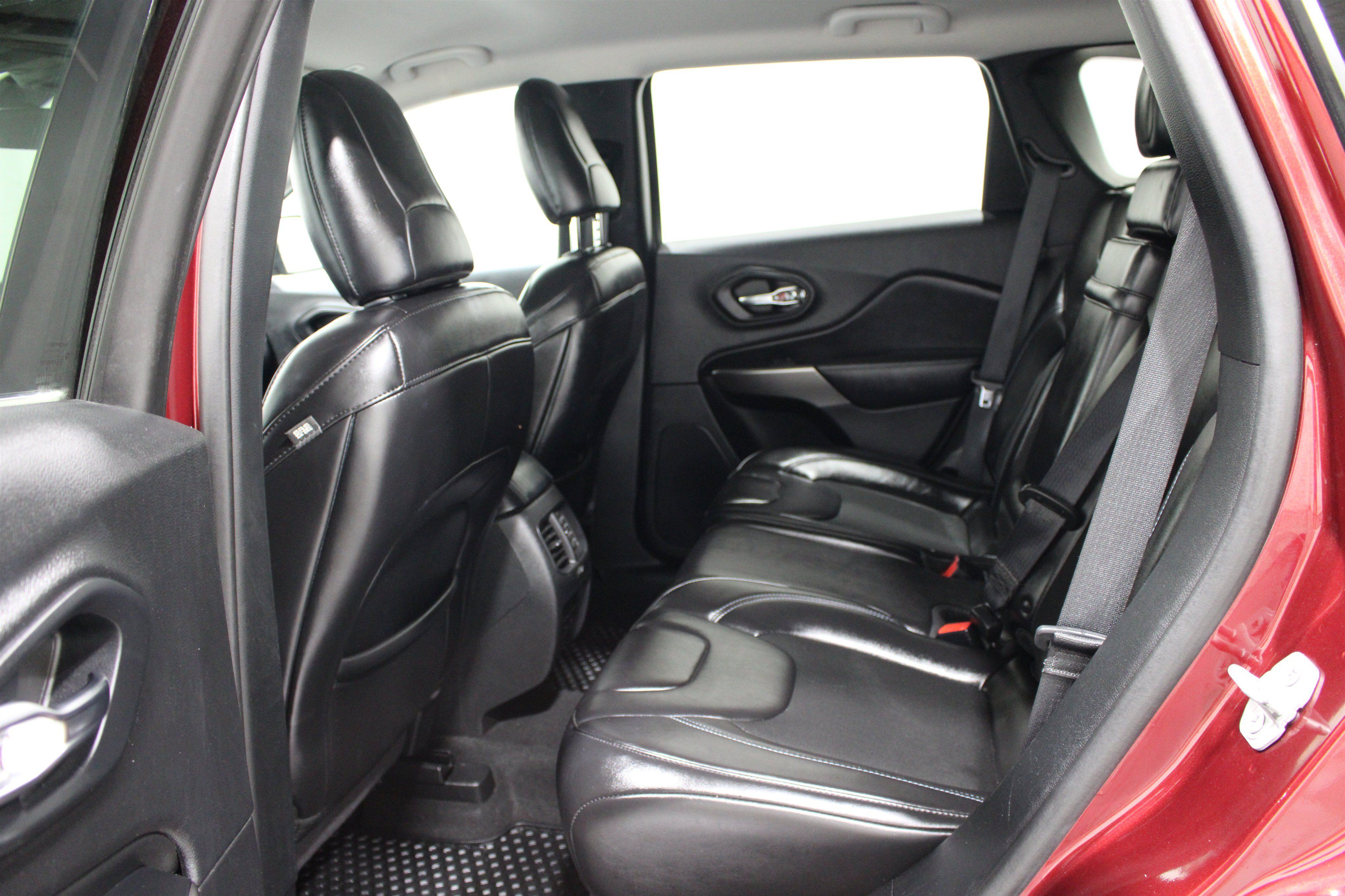 Used 2019 Jeep Cherokee Latitude Plus w/ Cold Weather Group FWD image 17