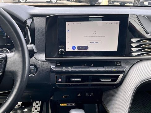 Used 2025 Toyota Camry SE w/ Convenience Package image 6