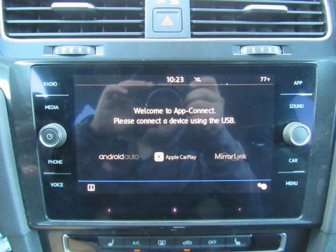 Used 2019 Volkswagen Golf SE image 39