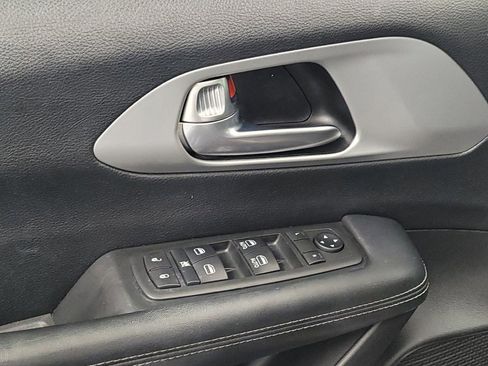 Used 2019 Chrysler Pacifica Touring Plus w/ S Appearance Package FWD image 27