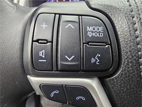 Used 2019 Toyota Highlander XLE FWD image 19