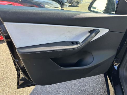 Used 2021 Tesla Model Y Long Range AWD/4WD image 11
