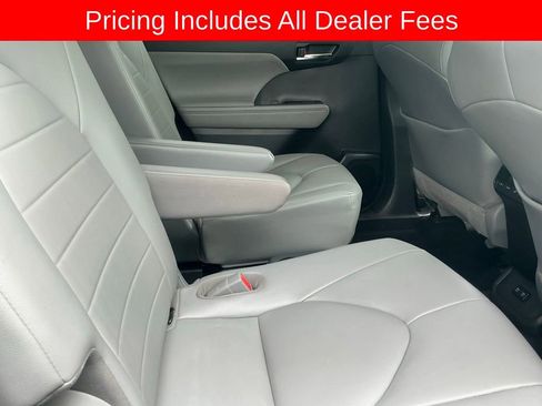 Used 2020 Toyota Highlander XLE FWD image 20
