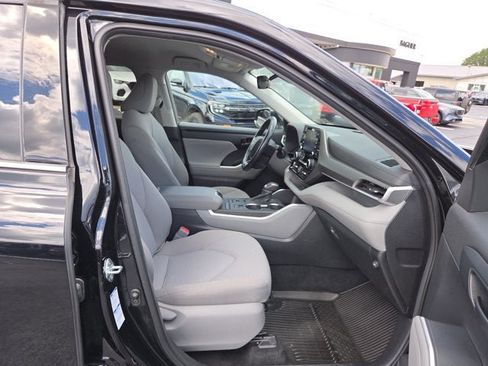 Used 2021 Toyota Highlander LE AWD/4WD image 16