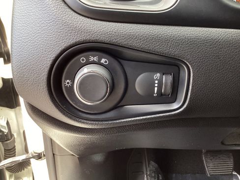 Used 2023 Jeep Renegade Latitude AWD/4WD image 25