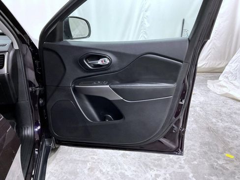 Used 2021 Jeep Cherokee Latitude Lux w/ Mopar Interior Package image 17