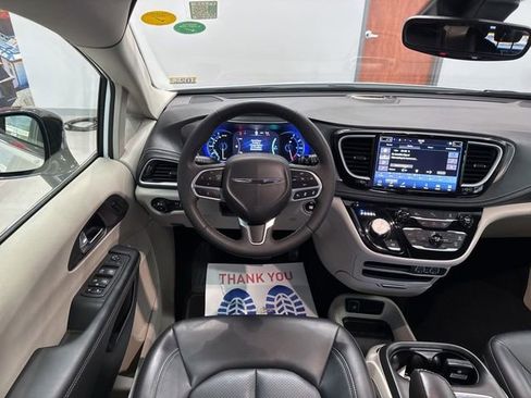 Used 2024 Chrysler Pacifica Select image 41