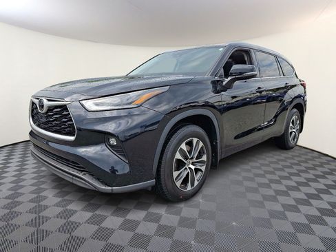Used 2021 Toyota Highlander XLE AWD/4WD image 3