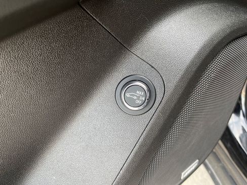 Used 2020 GMC Acadia SLT w/ Driver Alert Package II image 10