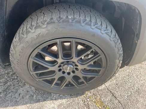 Used 2021 Jeep Renegade Latitude w/ Sun & Sound Group FWD image 23