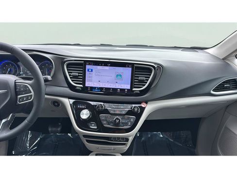 Used 2024 Chrysler Pacifica Touring-L FWD image 25