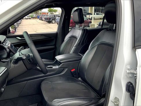 Used 2023 Jeep Grand Cherokee L Laredo image 8