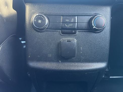 Used 2019 Ford Explorer XLT w/ Equipment Group 202A AWD/4WD image 22