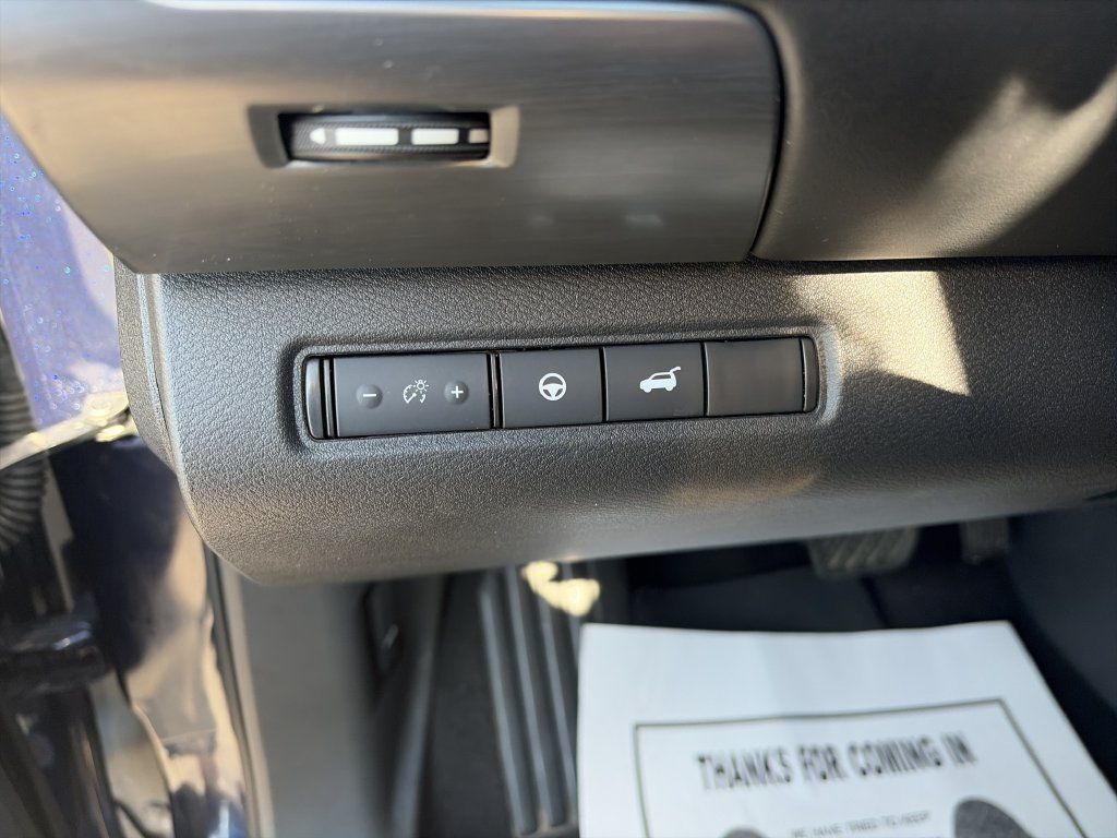 Used 2025 Nissan Pathfinder SL FWD image 19