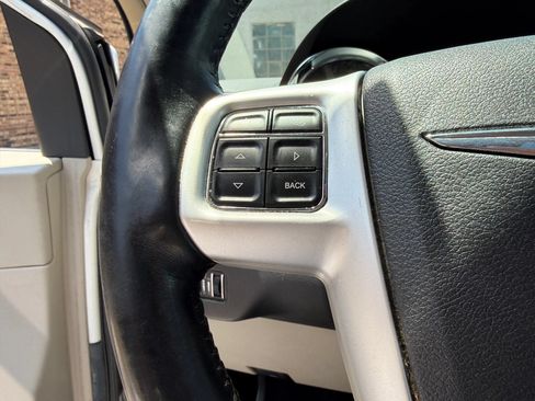 Used 2016 Chrysler Town & Country Touring-L FWD image 25
